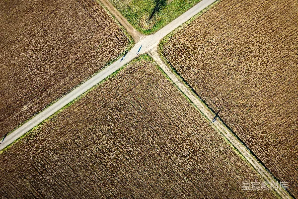 高清摄影 道路穿过耕作过的农田。