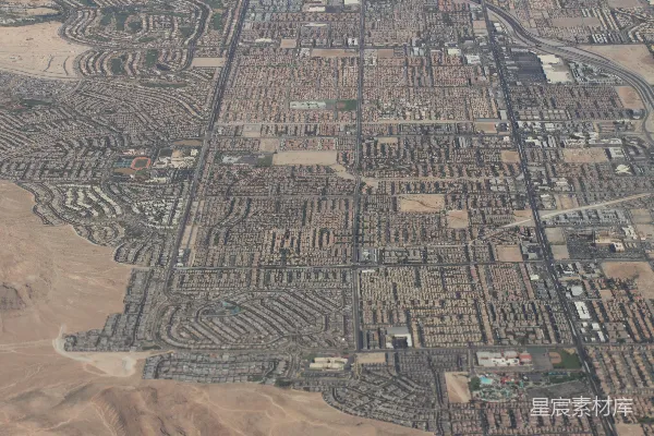高清摄影 一个广阔的沙漠城市社区的空中俯瞰图。