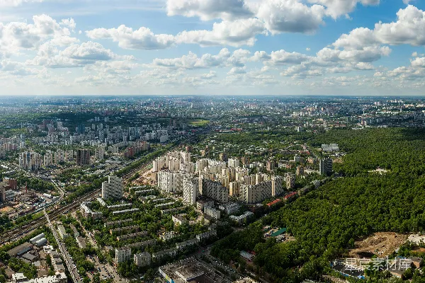 高清摄影 一幅幅幅延伸的城市全景图，附近郁郁葱葱的森林。