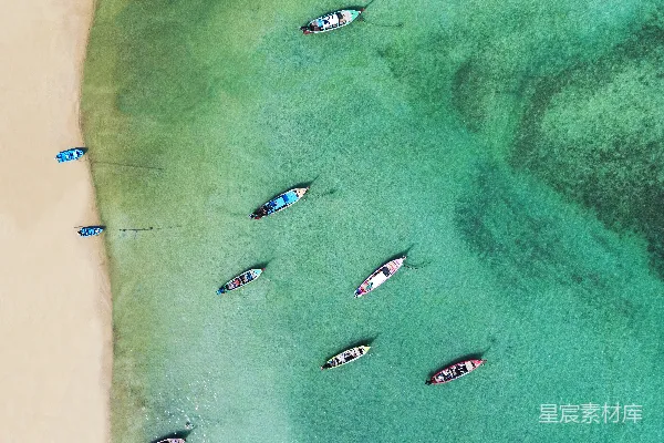 高清摄影 一群船漂浮在水面上。