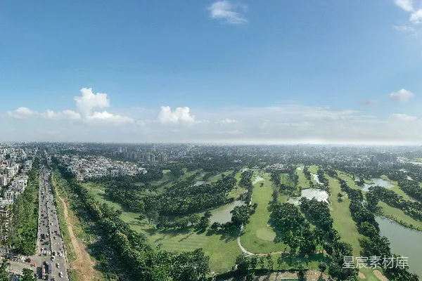 高清摄影 城市建筑群和高尔夫球场的空中俯瞰图