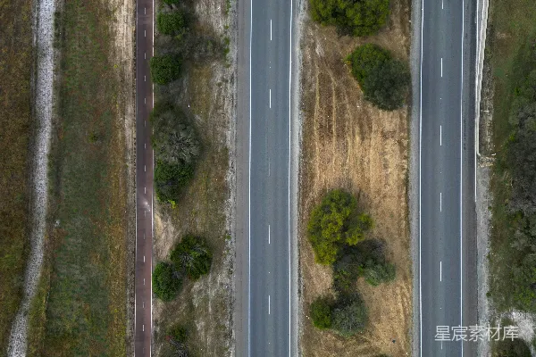 高清摄影 空中俯瞰一条公路及其周围的植被。