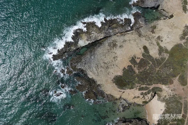 高清摄影 海浪拍打着岩石海岸线，碧蓝的海水荡漾。
