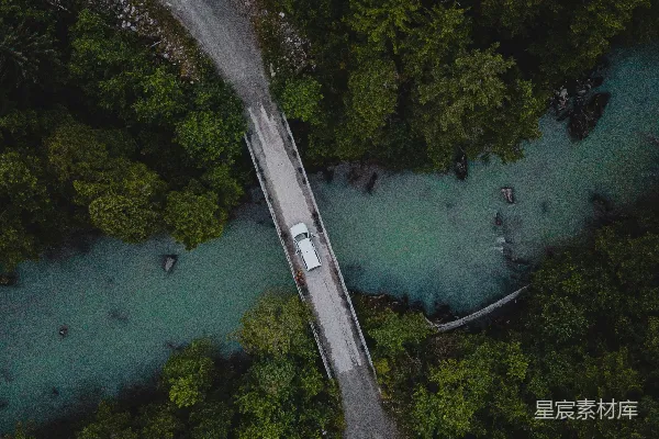 高清摄影 空中俯瞰绿树和湖水