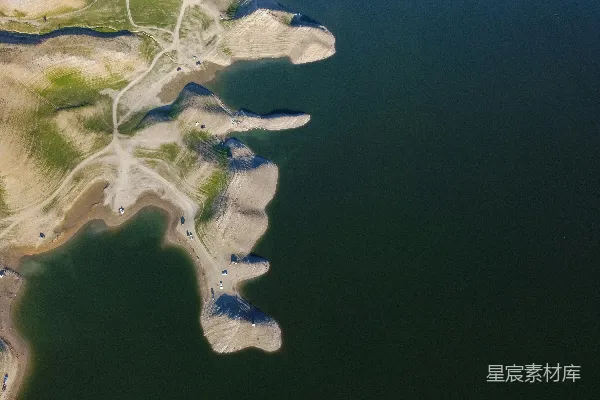 高清摄影 干裂的海岸线与深色海水相接的空中俯瞰图。
