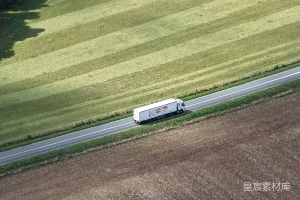 高清摄影 一辆白色的卡车在田野间行驶的道路上行驶