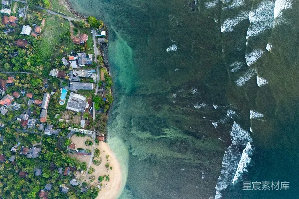 高清摄影 沿海城镇鸟瞰图，面对着海浪。