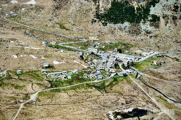 高清摄影 一个蜿蜒道路环绕的小山村的鸟瞰图。