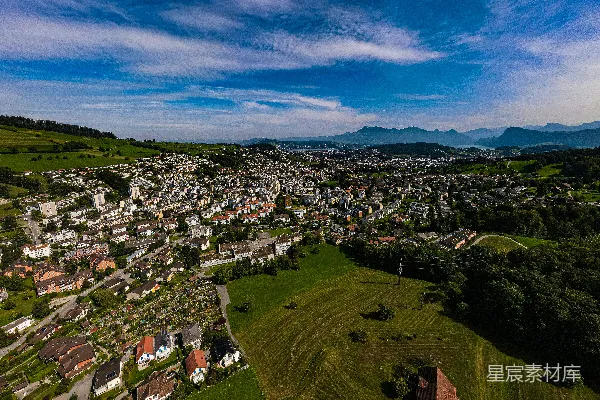 高清摄影 鸟瞰城市，背景是山脉。