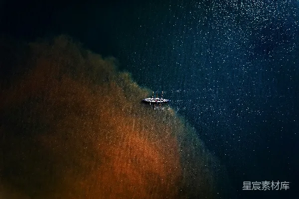 高清摄影 一只船漂浮在水面上。