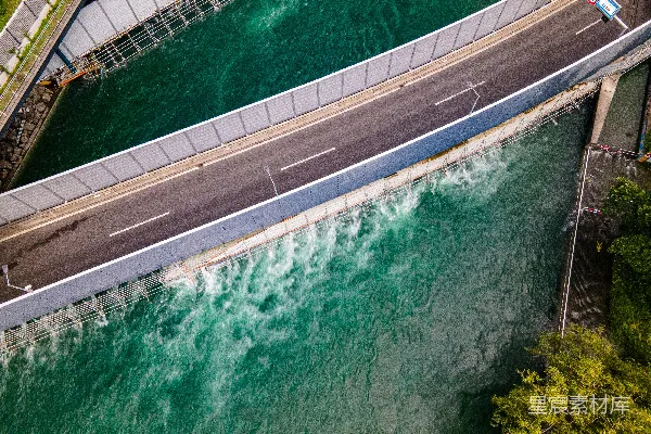 高清摄影 河上的桥的空中俯瞰图