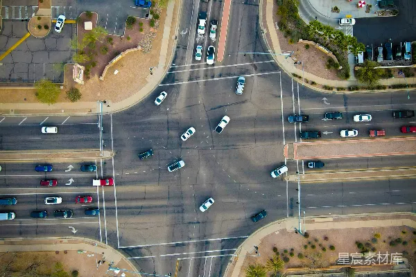 高清摄影 空中俯瞰街道交叉口，车辆行驶其中。