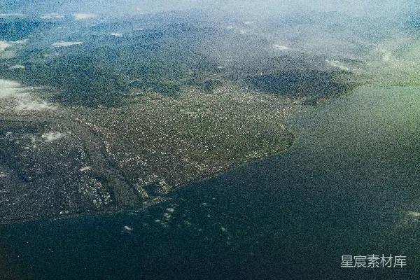 高清摄影 从空中俯瞰沿海城市和山脉。