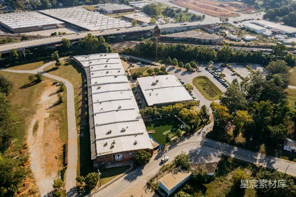 高清摄影 俯瞰一张长形工业建筑和停车场的照片。