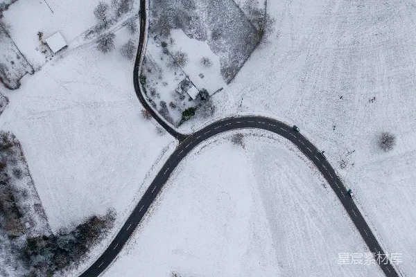高清摄影 从上空看，蜿蜒的山路穿过雪地。