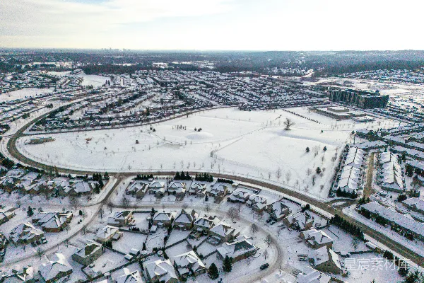 高清摄影 被雪覆盖的郊区社区俯瞰图。
