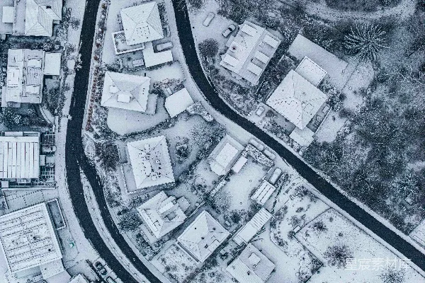 高清摄影 雪覆盖的房屋和蜿蜒的道路俯瞰图