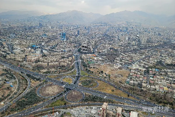 高清摄影 城市航拍图，道路和山脉交织其中。