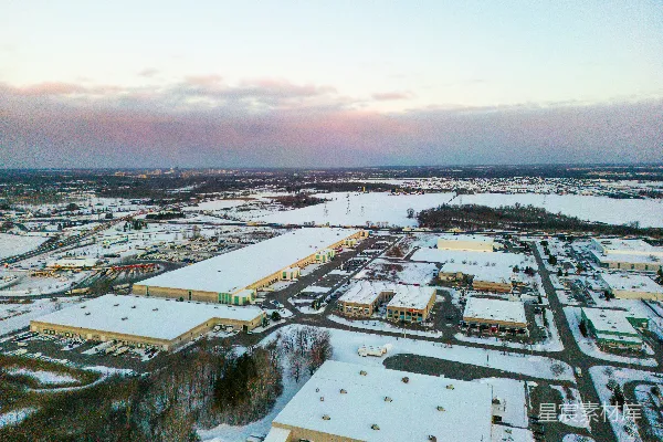 高清摄影 雪覆盖的工业建筑俯瞰图。