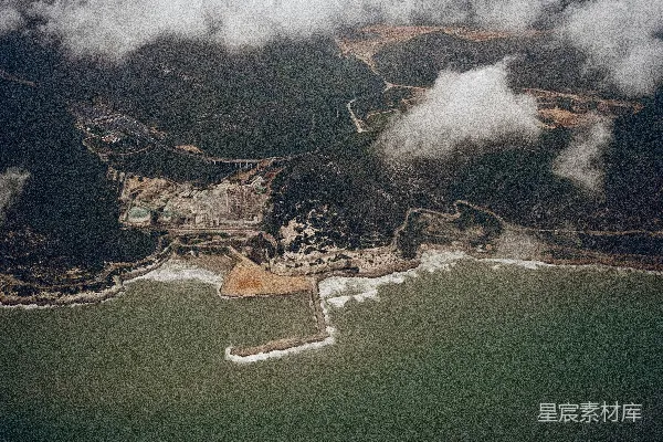 高清摄影 俯瞰海岸线，云层与海浪交织其中。