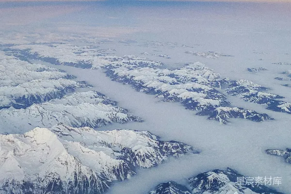 高清摄影 白雪覆盖的山脉和山谷的俯瞰图