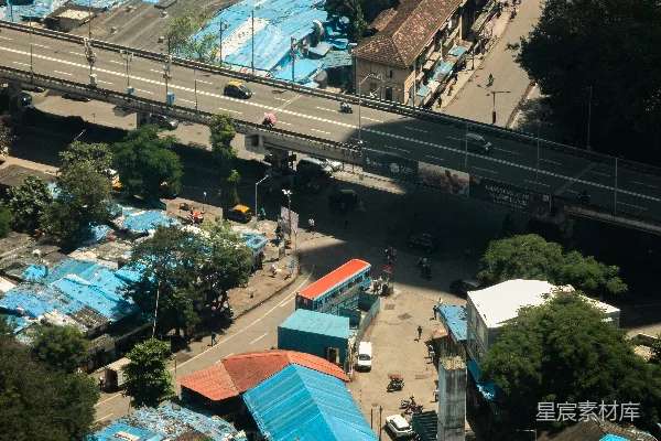 高清摄影 航拍城市区域的图像，建筑物上覆盖着蓝色的防水布。