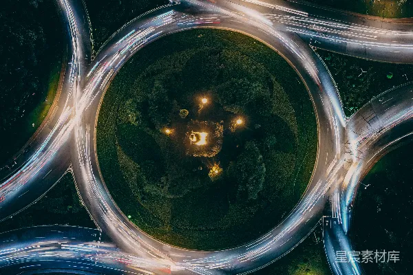 高清摄影 夜晚繁忙的环岛航拍图，带有光迹