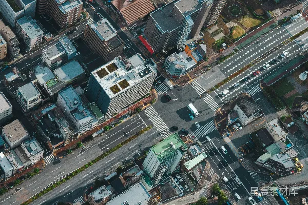 高清摄影 一张城市航拍图，显示了一条高速公路。