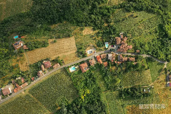 高清摄影 俯瞰乡村、田野和森林的场景。
