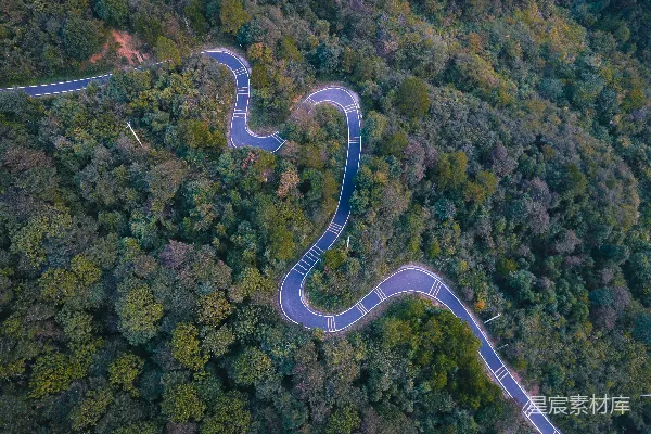 高清摄影 蜿蜒的山路穿过茂密的绿色森林