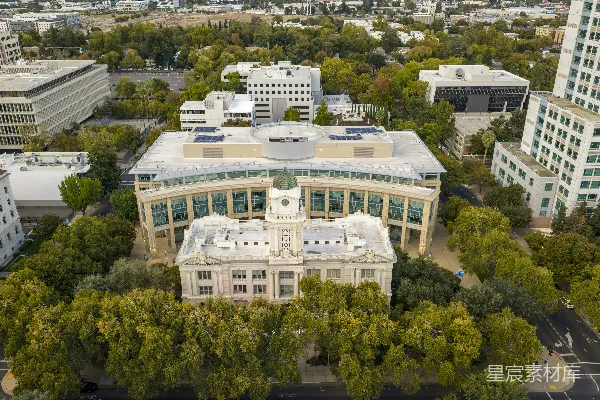 高清摄影 历史悠久的建筑被郁郁葱葱的绿树环绕。