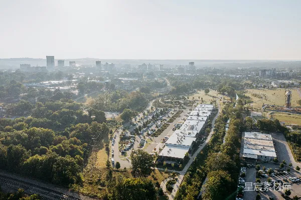 高清摄影 郊区建筑的俯瞰图和远处的城市天际线。