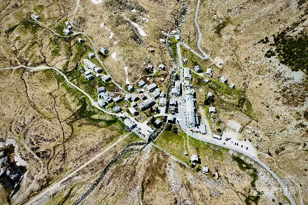 高清摄影 在山脉景观中俯瞰一个小村庄的景象。