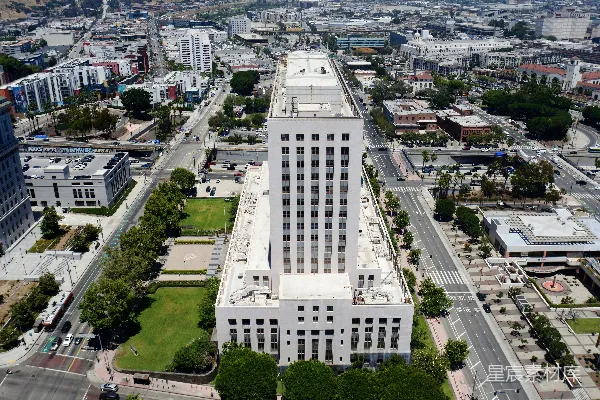 高清摄影 城市中的一座大型白色建筑的空中俯瞰图