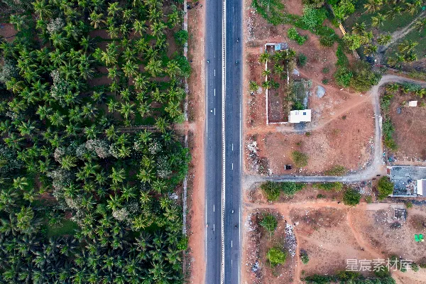 高清摄影 空中俯瞰一条道路，两旁环绕着棕榈树。