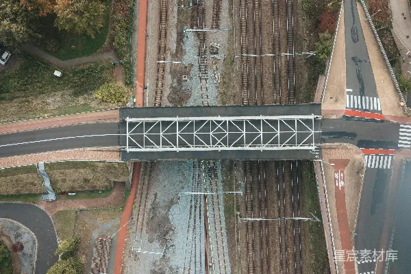 高清摄影 俯瞰一座横跨火车轨道的大桥