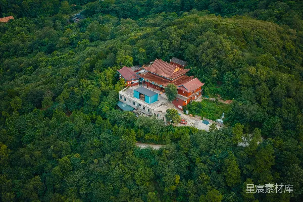 高清摄影 寺庙隐匿在郁郁葱葱的森林树冠中。