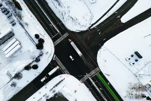 高清摄影 雪覆盖的十字路口鸟瞰图，可以看到交通状况。