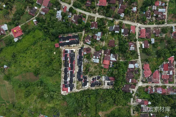 高清摄影 一个村庄的空中俯瞰图，可以看到房屋和道路。