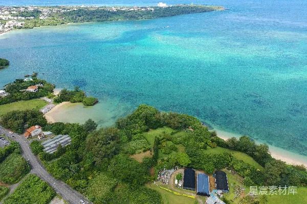 高清摄影 热带海岸的俯瞰图，海水呈现出碧蓝的颜色。