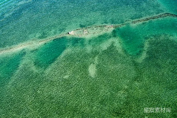 高清摄影 清澈湛蓝的海洋水下可以看到沉船残骸。