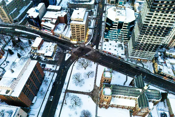 高清摄影 雪覆盖的城市十字路口的俯瞰图。