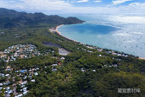 高清摄影 位于海边的郁郁葱葱的山峦之间的一个沿海小镇