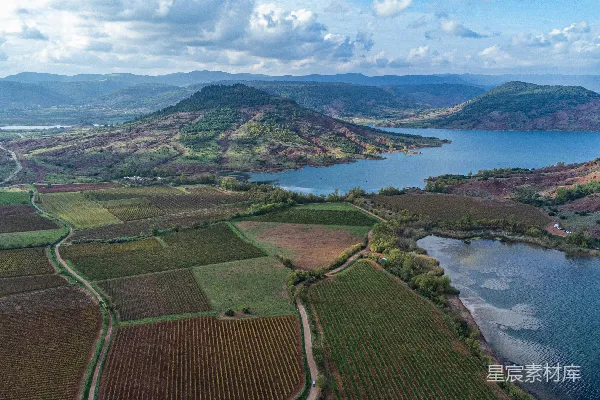 高清摄影 一幅有水体和陆地建筑的景观图