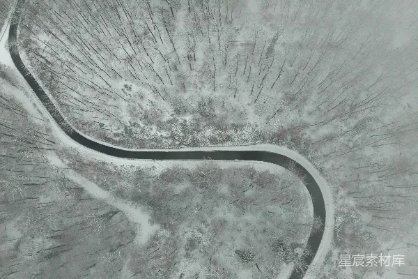 高清摄影 蜿蜒的道路穿过覆盖着积雪的森林
