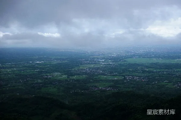 高清摄影 白天多云天空下，绿色山峦的俯瞰图
