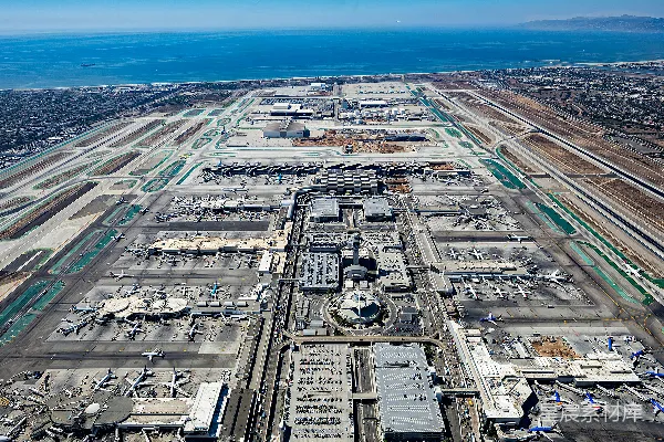 高清摄影 俯瞰图显示一个大型机场，背景是海洋。