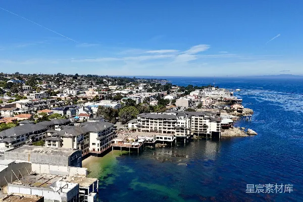 高清摄影 沿海洋边的沿海城镇，建筑物沿着海岸线排列