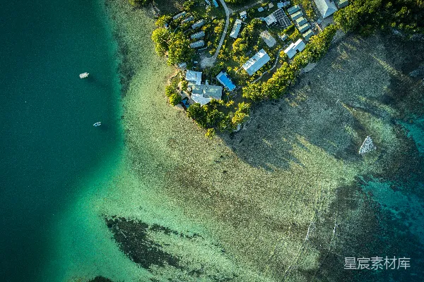 高清摄影 沿海村庄的鸟瞰图，水呈碧绿色。