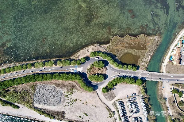 高清摄影 空中俯瞰沿海公路，配有环岛和运河。